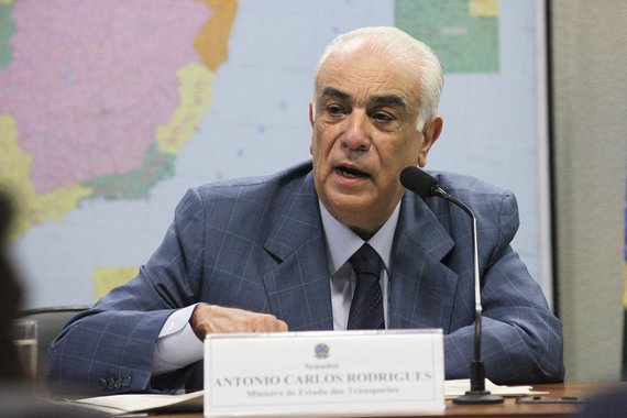"Várias obras do país vão parar (...) Não posso esconder o que está acontecendo", disse Antonio Carlos Rodrigues, na Comissão de Infraestrutura do Senado; segundo o ministro, interrupção das obras ocorreu em meio ao impacto do ajuste fiscal e consequências da Operação Lava Jato; questionado por jornalistas ao deixar a comissão do Senado, Rodrigues acabou minimizando as declarações anteriores e negou que haja "paralisação" de obras; "Não tem obra parada nenhuma, vocês estão levando para outro lado", disse 