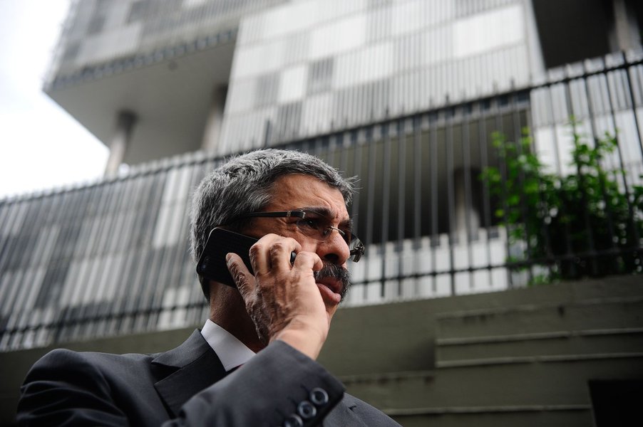 Parlamentares fizeram hoje uma visita à sede da empresa, no Rio; relator Luiz Sérgio (foto), do PT, admitiu que a fórmula para chegar às perdas com a corrupção no balanço da estatal foram "construídas mais politicamente do que tecnicamente"; o deputado Otávio Leite (PSDB/RJ) disse que vai protocolar ainda hoje um pedido para que a comissão faça uma auditoria das contas da estatal, o que seria uma "auditoria da auditoria"; para ele, não está claro como a Petrobras calculou os prejuízos do ano passado; segundo o presidente da CPI, Hugo Motta (PMDB/PB), a estatal "garantiu que terá 'tolerância zero' com funcionários que venham a não cumprir com suas obrigações, do mais alto ao mais baixo escalão"