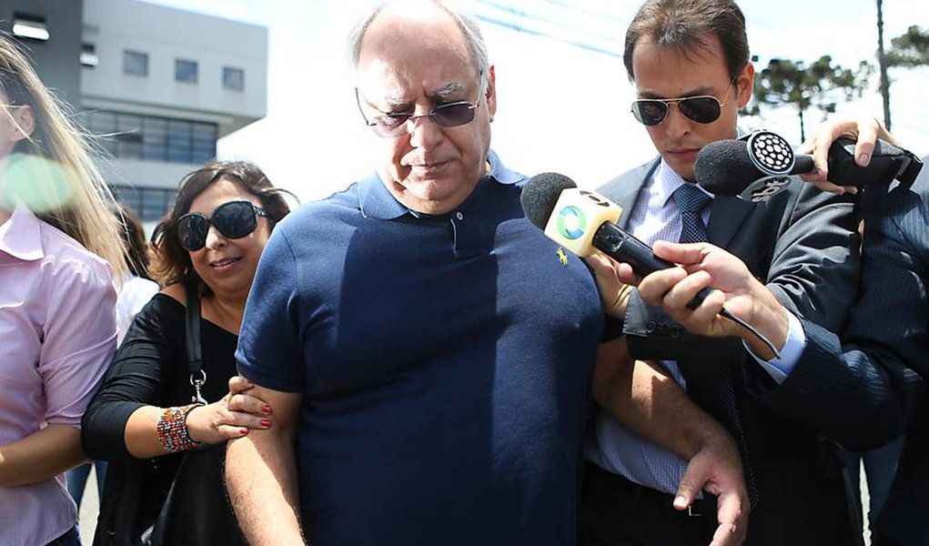 Ex-diretor de Serviços da Petrobras Renato Duque foi preso no dia 16 de março pelo juiz federal Sérgio Moro, baseado em documentos enviados pelo principado de Mônaco sobre conta com 20 milhões de euros; os advogados alegam que houve ilegalidade porque os papéis não passaram pelo órgão federal brasileiro responsável pelos atos de cooperação jurídica internacional, o DRCI