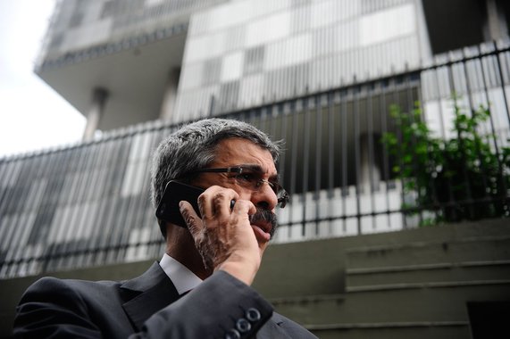 Parlamentares fizeram hoje uma visita à sede da empresa, no Rio; relator Luiz Sérgio (foto), do PT, admitiu que a fórmula para chegar às perdas com a corrupção no balanço da estatal foram "construídas mais politicamente do que tecnicamente"; o deputado Otávio Leite (PSDB/RJ) disse que vai protocolar ainda hoje um pedido para que a comissão faça uma auditoria das contas da estatal, o que seria uma "auditoria da auditoria"; para ele, não está claro como a Petrobras calculou os prejuízos do ano passado; segundo o presidente da CPI, Hugo Motta (PMDB/PB), a estatal "garantiu que terá 'tolerância zero' com funcionários que venham a não cumprir com suas obrigações, do mais alto ao mais baixo escalão"