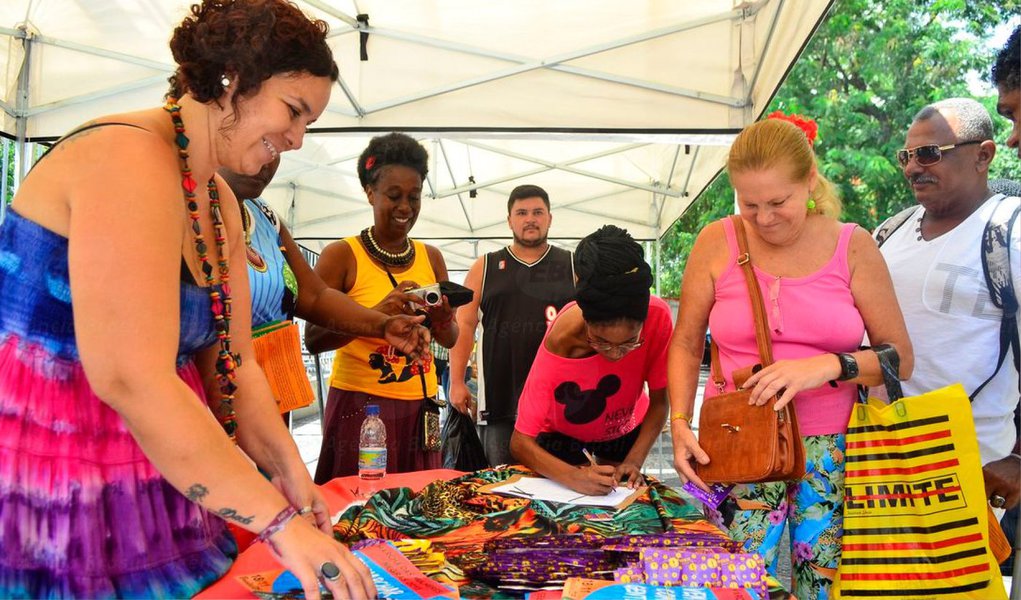 Mulheres negras no Rio de Janeiro promovem atividades na Central do Brasil, no centro da cidade; reunindo ativistas de vários municípios, o movimento chama atenção de quem passa pelo local para as desvantagens do racismo e do sexismo na dia a dia; o objetivo do movimento é provocar – nas pessoas que passam pelo local - uma reflexão sobre o preconceito racial e divulgar a Marcha das Mulheres Negras 2015, uma caminhada que será realizada dia 18 de novembro, em Brasília
 
 