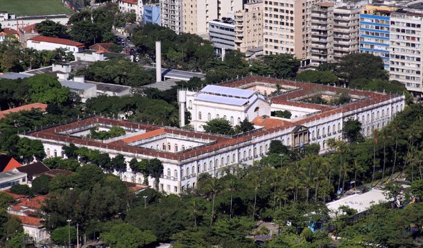 Universidade Federal do Rio de Janeiro (UFRJ) decidiu esta semana suspender o calendário escolar, por causa da greve; alunos e técnicos-administrativos paralisaram as atividades há dois meses e foram seguidos pelos professores, que entraram em greve no dia 23 de junho; com isso, no último dia 27, o novo reitor da universidade, Roberto Leher, suspendeu as atividades; de acordo com nota publicada no site da instituição, a medida evita que alunos sejam prejudicados e é uma resposta à suspensão das matrículas presenciais interrompidas pelos técnicos