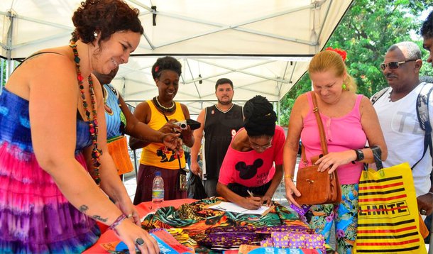Mulheres negras no Rio de Janeiro promovem atividades na Central do Brasil, no centro da cidade; reunindo ativistas de vários municípios, o movimento chama atenção de quem passa pelo local para as desvantagens do racismo e do sexismo na dia a dia; o objetivo do movimento é provocar – nas pessoas que passam pelo local - uma reflexão sobre o preconceito racial e divulgar a Marcha das Mulheres Negras 2015, uma caminhada que será realizada dia 18 de novembro, em Brasília
 
 