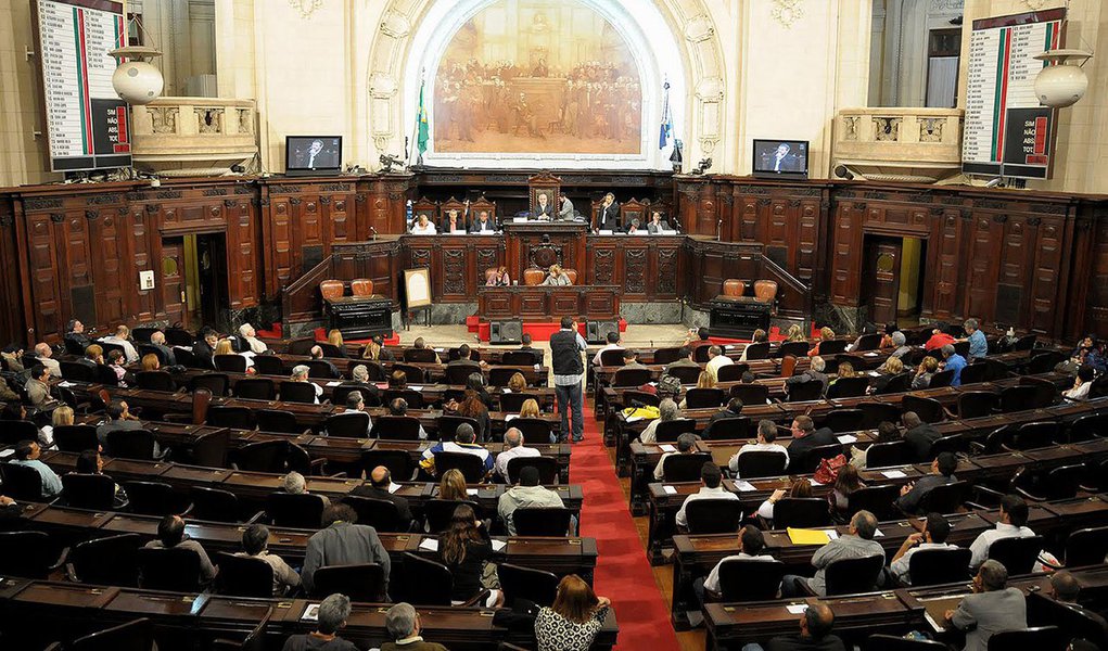 O PMDB manteve o maior número de deputados estaduais no Rio de Janeiro, apesar de sua bancada ter diminuído de 16 para 15 parlamentares; a segunda maior bancada da Assembleia do Rio (Alerj) continua sendo a do PSD, que também perdeu um representante, passando a ter oito deputados; o PR assumiu a terceira posição entre os partidos com mais deputados estaduais - sete - ao ganhar dois representantes, assumindo o lugar que era ocupado pelo PT e pelo PDT; o PT manteve seus seis parlamentares