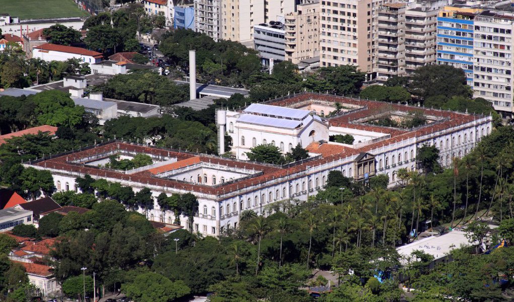 Universidade Federal do Rio de Janeiro (UFRJ) decidiu esta semana suspender o calendário escolar, por causa da greve; alunos e técnicos-administrativos paralisaram as atividades há dois meses e foram seguidos pelos professores, que entraram em greve no dia 23 de junho; com isso, no último dia 27, o novo reitor da universidade, Roberto Leher, suspendeu as atividades; de acordo com nota publicada no site da instituição, a medida evita que alunos sejam prejudicados e é uma resposta à suspensão das matrículas presenciais interrompidas pelos técnicos
