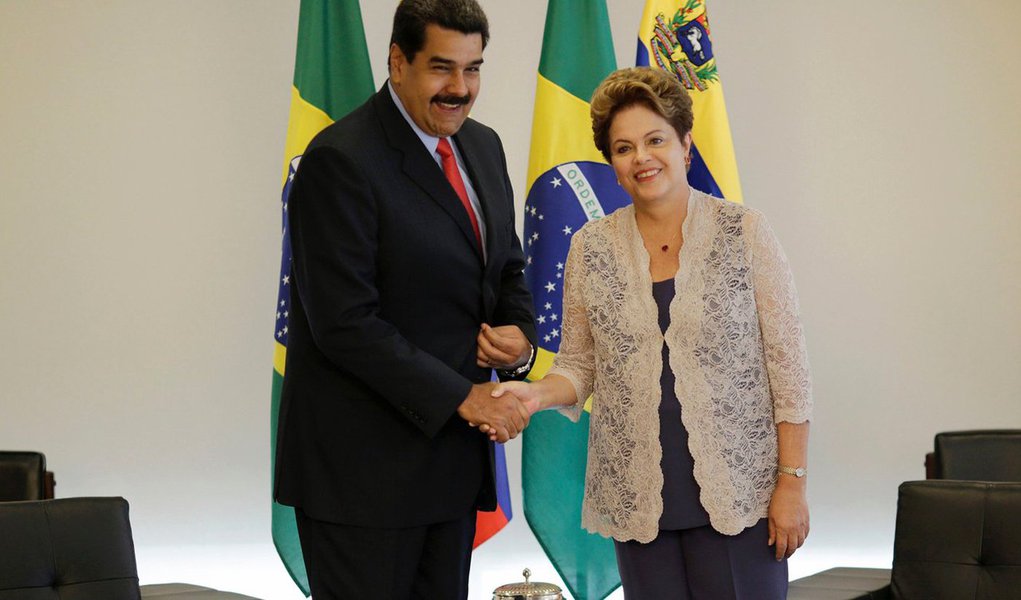 Líder venezuelano revelou preocupação com o avanço das pressões pelo impeachment de Dilma - quem chamou de "grande presidente" - no Brasil e destacou o fato de ela ter sido eleita com uma "quantidade impressionante de votos" nas últimas eleições: "Tentaram de tudo para sabotar a Copa do Mundo no Brasil. Disseram que não ia acontecer, que [o governo brasileiro] não dava conta de terminar as obras. Insultaram a presidente Dilma, mas acabou sendo o melhor mundial da história", disse