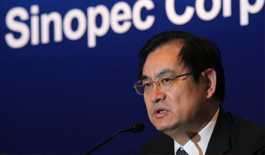 A prisão, por suspeitas de corrupção, do presidente da Empresa Estatal Química e Petrolífera da China (Sinopec), a segunda maior empresa de petróleo e a principal refinadora chinesa, Wang Tianpu, foi anunciada nesta segunda (27) pelas autoridades do país; em comunicado divulgado em sua página na Internet, a Comissão Central de Inspeção e Disciplina do Partido Comunista da China informou que Wang está sendo investigado por “sérias violações da lei e disciplina do partido”