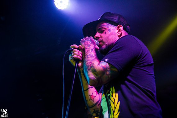 Vocalista da banda Detonautas e personagem ativo nas redes sociais, o cantor Tico Santa Cruz deu conselhos ao músico Lobão; "se liga… estão te deixando sozinho nessa. Já tem um monte de maluco pedindo intervenção militar e o negócio tá ficando estranho", disse ele; "Pedir lmpeachment nesse momento é Golpismo. Tanto o PT quanto PSDB, quantos os demais partidos estão envolvido até os ossos com essas empreiteiras"; Tico comentou ainda o bolo que Lobão levou de Aécio Neves; "Esses caras são bons de falar na internet, na hora de ir para as Ruas ninguém aparece… Aécio não apareceu nem para votar contra a LDO"