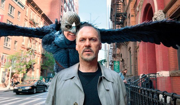 Trama descreve a tentativa de sucesso de um ator decadente ao produzir um espetáculo na Broadway; o irônico de Birdman é a participação do Michael Keaton; ele foi um dos Batmans com maior sucesso em Holywood e depois, caiu no ostracismo; agora, parece estar ressurgindo com este personagem - dando-lhe a possibilidade até de conquistar um Oscar; leia a análise de Rafael Samways
