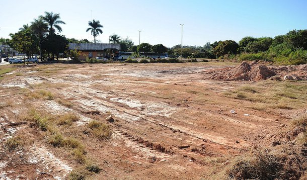 A capital federal ganhará o primeiro espaço específico para a destinação do entulho proveniente da construção civil; a Área de Transbordo, Triagem e Reciclagem de Resíduos (ATTR) será em uma fazenda de Sobradinho, de 11 hectares, cedida pela Secretaria do Patrimônio da União ao Serviço de Limpeza Urbana (SLU); o termo de cessão do terreno, assinado nesta sexta-feira (24), também contempla outra área de 7,4 hectares, no Núcleo Bandeirante, para a construção de um Ponto de Entrega Voluntária