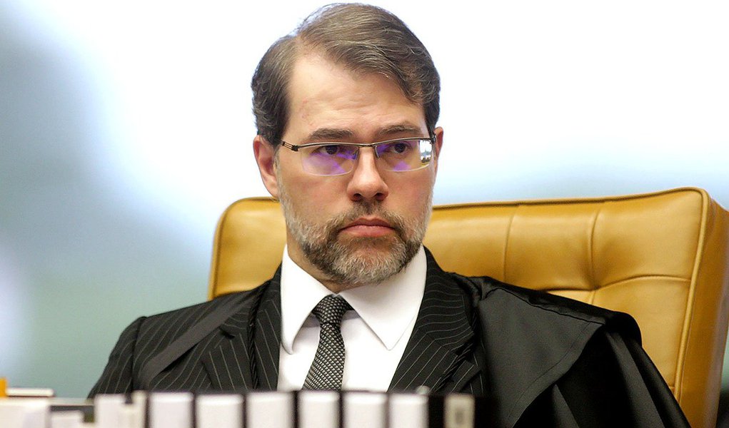 Mudança redigida pelo presidente do Tribunal Superior Eleitoral (TSE), ministro José Antonio Dias Toffoli, determina a separação das contas do Fundo Partidário, de doações de campanha e de outros recursos; objetivo é ampliar a fiscalização sobre os recursos recebidos; os bancos serão obrigados a divulgar os extratos com identificação dos depósitos aos TSE a cada 30 dias