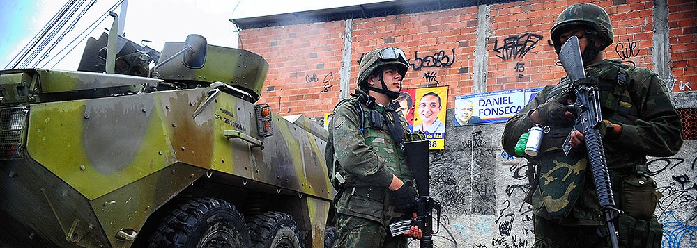 Forças Armadas reforçam a segurança no Complexo de favelas da Maré.( Tania Regô/Agência Brasil
- Assuntos: complexo, Forças Armadas, Maré, segurança