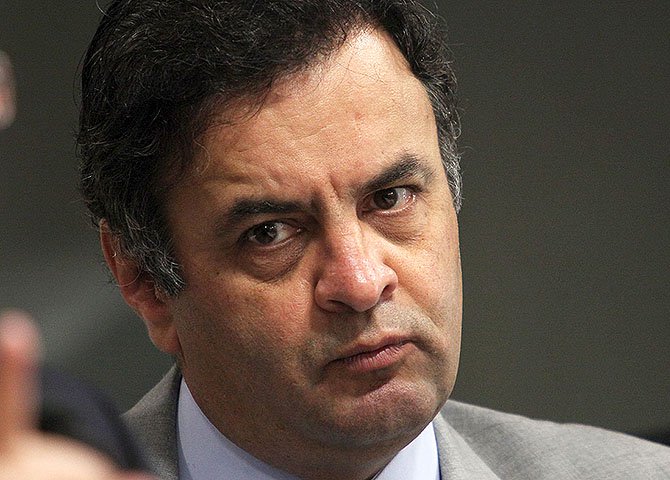 Aécio tenta surfar, naturalmente, nas investigações da Petrobrás.  Quem ouve desprevenido poderá pensar que Aécio é o presidente da república e que foi no governo dele que a Polícia Federal resolveu investigar a fundo a corrupção nas estatais