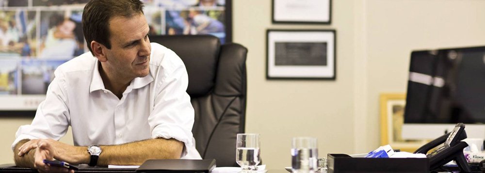 Ao falar sobre os suspeitos da morte do médico Jaime Gold, na Lagoa Rodrigo de Freitas, prefeito do Rio, Eduardo Paes (PMDB), disse que, caso seja confirmada a participação de menores no crime, eles precisam ser tratados como "delinquentes": "Criança, menor, praticando crime é um problema de polícia, não é um problema social. O Poder Público tem a responsabilidade de acolher, mas quando você tem alguém esfaqueando a ponto de matar, isso deixa de ser um problema social e passa a ser uma ação criminosa"