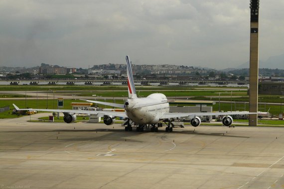 Dois comissários, um homem e uma mulher, de uma empresa aérea norte-americana foram presos no Aeroporto Internacional Antônio Carlos Jobim, no Rio de Janeiro, por tentativa de contrabando; ambos desembarcaram de um voo vindo de Miami
