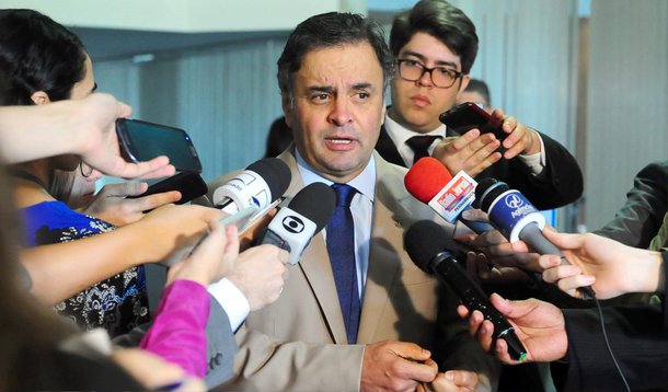 Ao comentar a queda de 0,2% da economia no primeiro trimestre, conforme divulgou hoje o IBGE, o presidente do PSDB, senador Aécio Neves, afirma em nota que o Brasil já enfrenta uma “recessão” e que “precisa sair do buraco em que foi colocado pelas gestões temerárias do PT”