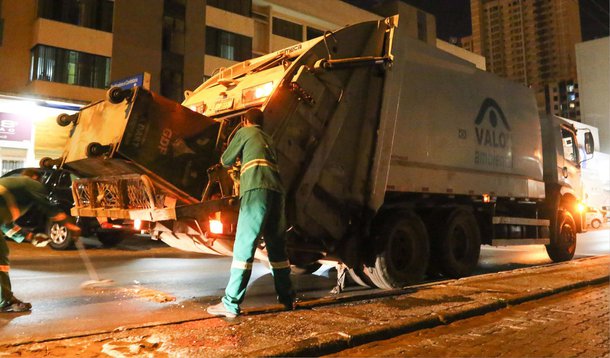 O governo de Brasília assinou um contrato emergencial para garantir a continuidade da limpeza urbana em seis regiões administrativas: Águas Claras, Ceilândia, Cidade Estrutural, Park Way (Quadras 4, 5 e 6), Taguatinga e Vicente Pires; a dispensa de licitação está publicada no Diário Oficial do DF; acordo atual termina nesta terça-feira (30), sem possibilidade de prorrogação; o novo acordo tem valor total estimado de R$ 40,8 milhões pelo período de seis meses 