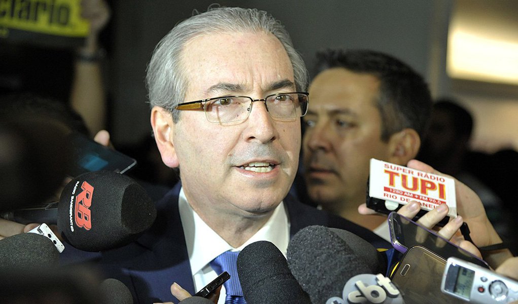 No mesmo dia em que a PGR enviou ao STF denúncia contra presidente da Câmara, Eduardo Cunha (PMDB-RJ), por corrupção e lavagem de dinheiro, o peemedebista teceu duras críticas à procuradoria e ao governo Dilma; segundo o parlamentar, a denúncia da Lava-Jato é apenas uma tentativa de tirar o foco do PT; "Eles querem companhia no banco dos réus. Eles acham que, se ficar todo mundo igual, é mais fácil para poder resolver"; "Eles fizeram isso para tentar ganhar força nas manifestações (a favor do governo)", disse Cunha, que sinaliza a existência de um complô entre governo e procuradoria contra ele