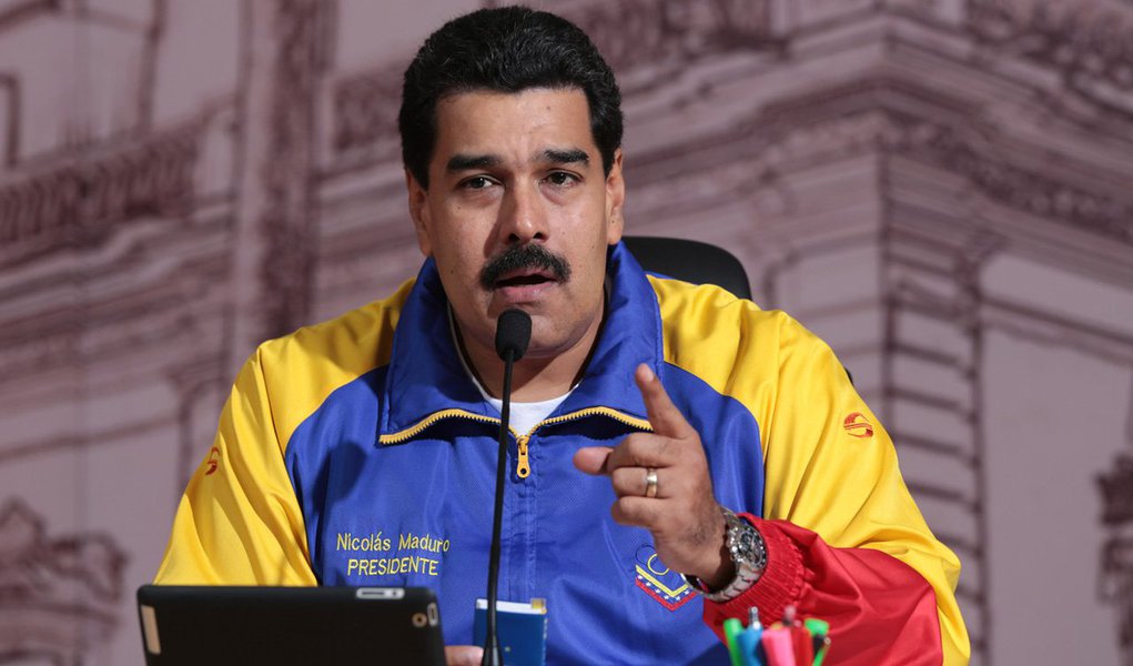 Presidente venezuelano afirma ter certeza de que a "extrema direita" paga grupos criminosos com "drogas e dólares" para criar situação de caos em seu país; o objetivo, segundo ele, é tirá-lo do poder, e as tentativas são feitas por meio de várias "frentes"