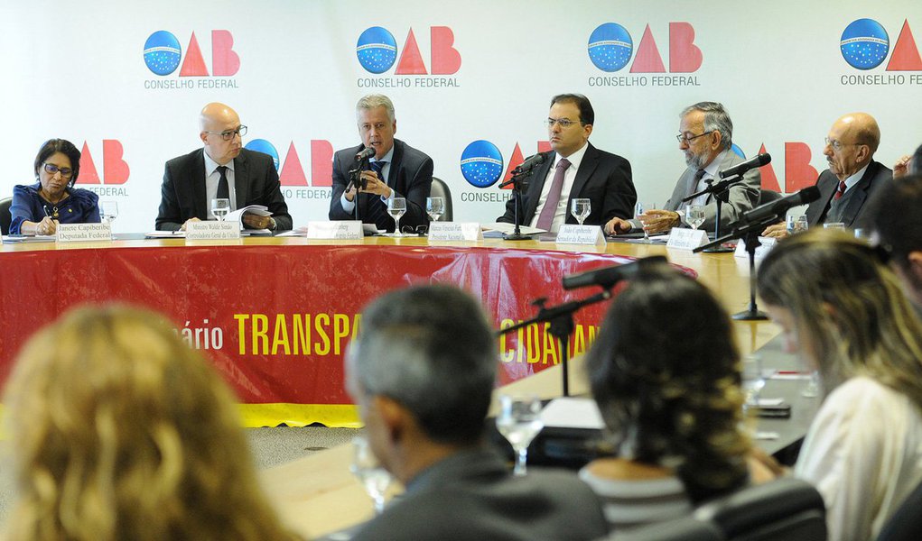 Governador do Distrito Federal, Rodrigo Rollemberg defendeu o acesso à informação como um aliado na destinação mais adequada dos gastos públicos em momentos de crise; ao participar do Seminário Transparência e Cidadania, na sede da OAB, o chefe do Executivo pediu à CGU que atue como vigilante das contas do governo de Brasília; "A população tem o dever de nos ajudar a escolher as áreas prioritárias para investimentos dos recursos públicos. E a melhor maneira de ser fazer isso é saber da receita e dos gastos públicos", enfatizou