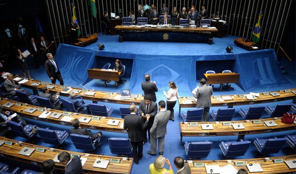 Senado aprovou nesta quarta (5), por unanimidade, o projeto que possibilita a redução dos encargos pagos por estados e municípios sobre suas dívidas com a União; o texto era uma reivindicação antiga de governadores e prefeitos, que apontavam uma elevação da dívida de mais de 20% ao ano; projeto já havia sido aprovado pela Câmara dos Deputados e, como não houve emendas que alterassem o mérito, seguirá para a sanção
 