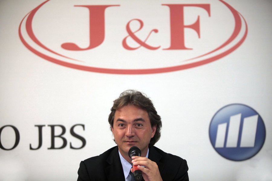 "Nós vamos precisar muito de vocês, contamos muito com a exportação do setor", disse Joaquim Levy ao empresário Joesley Batista, da JBS Friboi, em Brasília, numa das festas de posse de Dilma Rousseff
