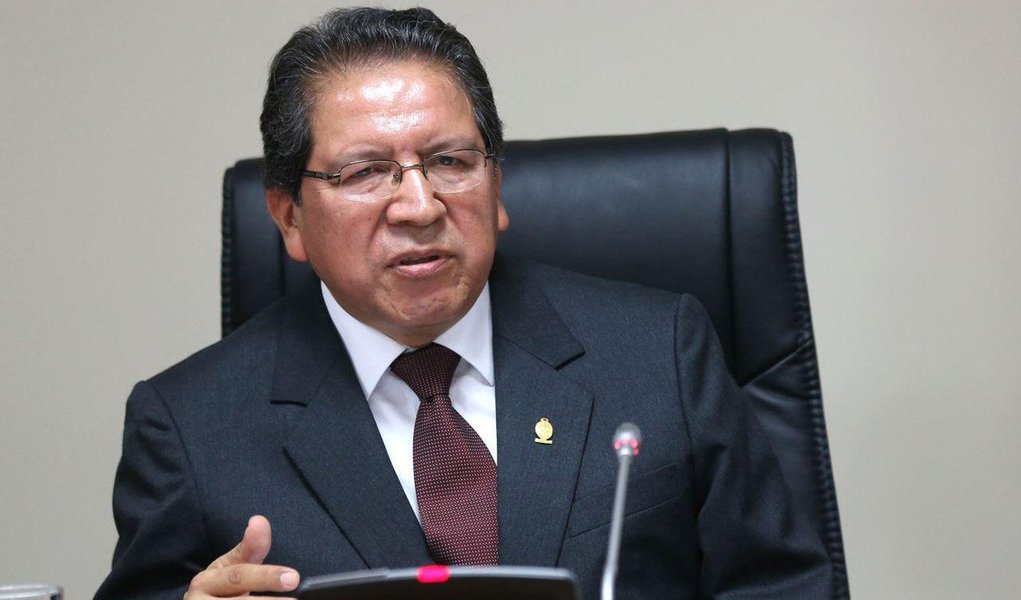 Promotores peruanos planejam visitar o Brasil neste mês para reunir evidências sobre supostas práticas de suborno ligadas a um projeto viário transcontinental, afirmou o procurador-geral do Peru, o que dá uma dimensão regional às investigações da Lava Jato; o interesse aumentou no mês passado, quando a Polícia Federal prendeu o presidente do grupo Odebrecht; a prisão do executivo colocou bilhões de dólares em projetos de infraestrutura sob escrutínio por toda a região