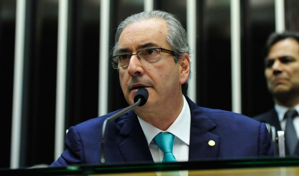 Em petição encaminhada ao STF, o advogado Antônio Fernando de Souza, ex-procurador-geral, afirmou que dois depoimentos do consultor Júlio Camargo, um dos delatores da Lava Jato, não estão no inquérito que o presidente da Câmara, Eduardo Cunha (PMDB-RJ), responde no Supremo; "O que se observa no caso concreto é que os atos investigativos conduzidos pelo órgão máximo estão sendo sonegados tanto à defesa do requerente quanto, especialmente, ao Supremo Tribunal Federal", diz o advogado