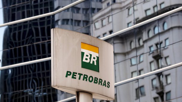 A direção da Petrobras defendeu o adiamento da oferta pública de ações (IPO, em inglês) da BR Distribuidora em função do cenário econômico atual; Conselho de Administração da Petrobras aprovou ainda neste mês a venda de ao menos 25%, avaliada em cerca de US$ 10 bilhões de dólares; Petrobras planeja vender US$ 15,1 bilhões em ativos até o final de 2016