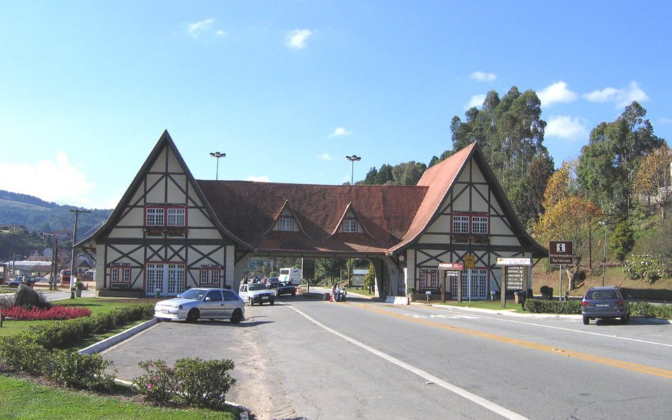 Localizada na Serra da Mantiqueira a quase 1.700 m de altitude, a cidade paulista também conhecida como a Suíça Brasileira é puro charme no inverno.