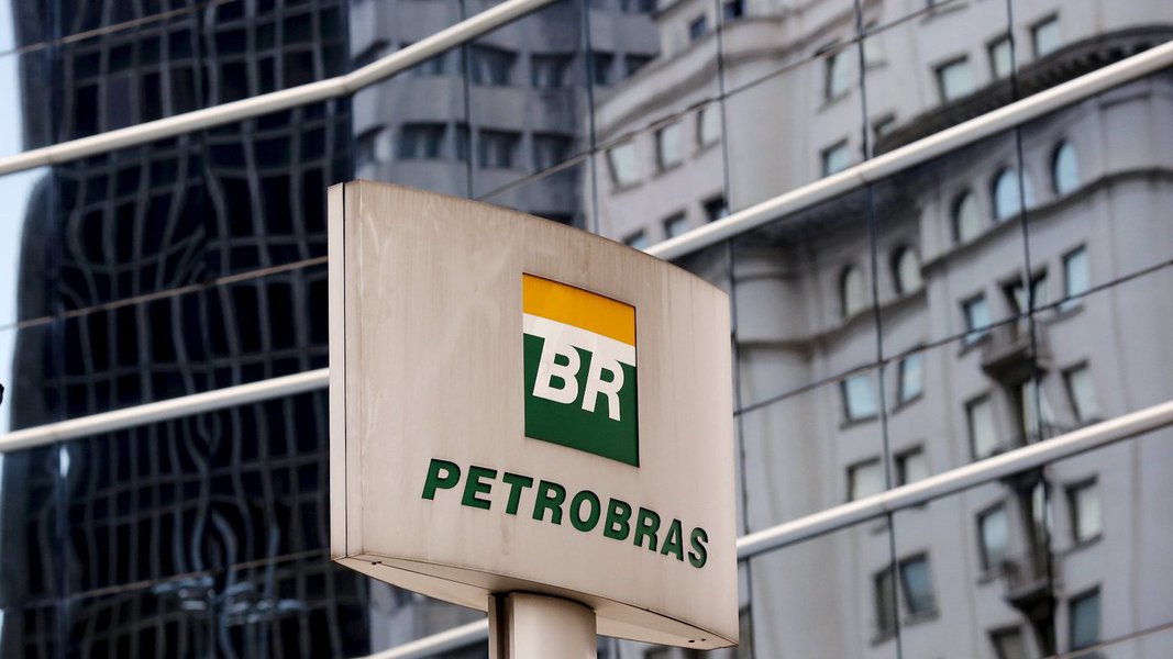A direção da Petrobras defendeu o adiamento da oferta pública de ações (IPO, em inglês) da BR Distribuidora em função do cenário econômico atual; Conselho de Administração da Petrobras aprovou ainda neste mês a venda de ao menos 25%, avaliada em cerca de US$ 10 bilhões de dólares; Petrobras planeja vender US$ 15,1 bilhões em ativos até o final de 2016