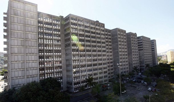 Alunos da Universidade do Estado do Rio de Janeiro (Uerj) dos cursos de medicina, biologia, nutrição e odontologia fizeram uma manifestação em frente ao Hospital Universitário Pedro Ernesto, onde funciona o centro biomédico, em Vila Isabel, zona norte do Rio; eles querem melhorias nas condições de infraestrutura da área biomédica; de acordo com um dos representantes do grupo de alunos, Estevão Santos, de 23 anos, estudante de odontologia, uma comissão será formada para elaborar um dossiê a ser entregue ao reitor da faculdade e aos professores responsáveis pelos cursos