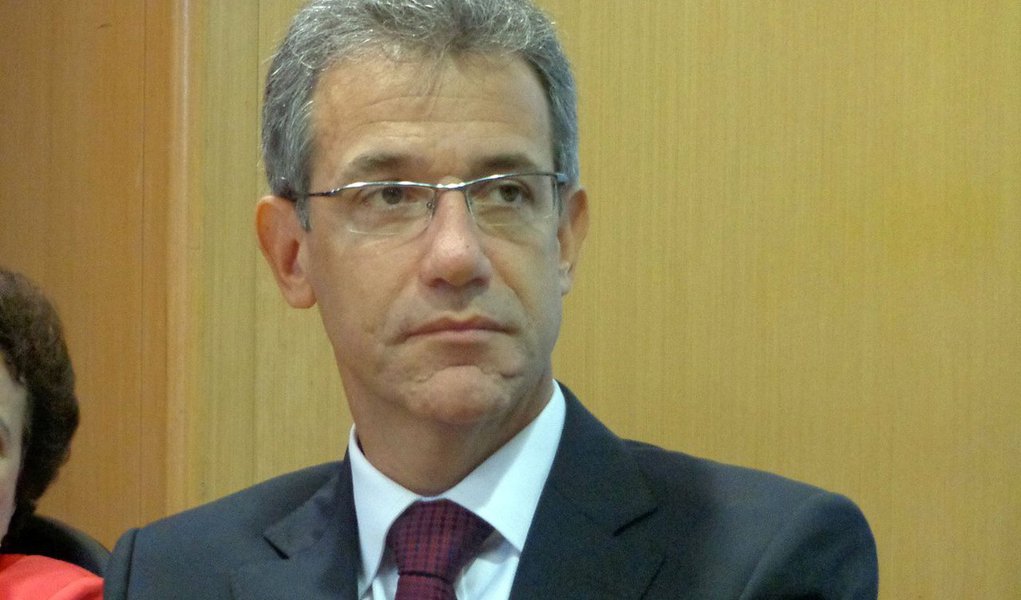 A proposta apresentada por Renan Calheiros (com a aprovação tácita de Joaquim Levy - o que não é surpreendente), que prevê o pagamento por serviços do SUS em função das faixas de renda, caso aplicada, seria um retrocesso lamentável
