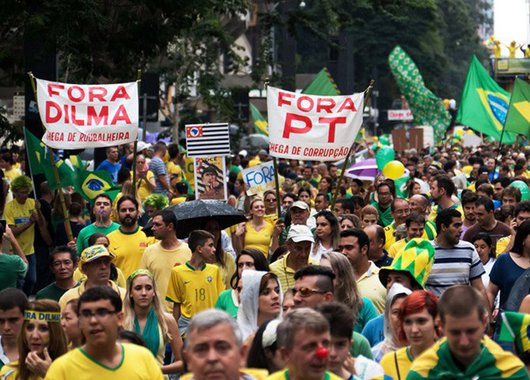 A direita radical ataca por um lado, a esquerda radical ataca por outro e o país mergulha em um buraco político, econômico e institucional cujo fundo ainda não é possível vislumbrar