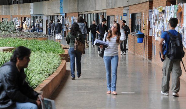 Com os termômetros registrando temperaturas acima da média no início de 2015, o MPF-DF recomendou que a Universidade de Brasília (UnB) tome providências, no prazo de seis meses, para garantir "o conforto térmico" nas diversas salas de aula da instituição; em recomendação enviada ao reitor da UnB, Ivan Marques de Toledo Camargo, a procuradora da República Luciana Oliveira estabeleceu prazo de 30 dias para que a universidade informe quais medidas pretende adotar para resolver o problema, uma queixa frequente de estudantes e professores