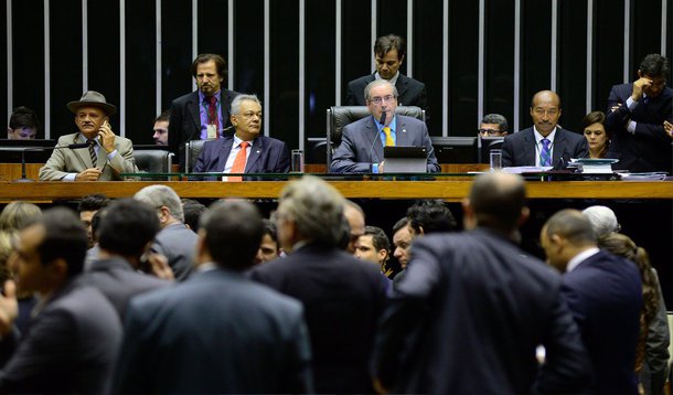 O presidente da Câmara, deputado Eduardo Cunha (PMDB-RJ), propôs há pouco e o plenário da Casa aceitou, um acordo para votar hoje (6) o texto principal da Medida Provisória (MP) 665, que muda as regras de acesso ao seguro-desemprego, ao abono salarial e ao seguro-defeso e dois destaques, sem que haja obstrução de nenhum partido; pelo acordo, hoje serão feitas três votações nominais: a do texto base da MP e a dos dois destaques; todos os líderes concordaram com a proposta e prometeram não obstruir as votações