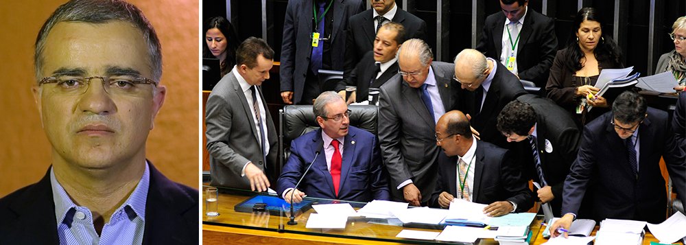 Jornalista critica a aprovação, pelos deputados, da primeira etapa de uma reforma política "que piora as regras" e destaca que a Casa "está prestes" a aprovar a redução da maioridade penal para 16 anos: "uma falsa solução"; para ele, "esse retrocesso na reforma política e na maioridade penal é resultado de uma Câmara mais conservadora do que no passado, mas também da fraqueza política do governo e do PT. Sem esquecer que o PSDB, na Câmara, está dando contribuição para o atraso"