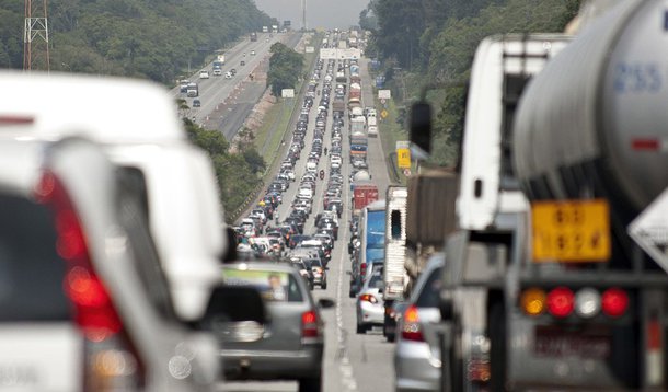 O Brasil tem 294 agrupamentos de municípios com forte integração entre as suas populações, ou seja, com grande número de pessoas que se deslocam dentro dessas áreas para trabalhar e estudar; segundo o IBGE, 55,9% da população brasileira, ou seja, 106,8 milhões de pessoas, residem nos 938 municípios que integram esses agrupamentos, chamados de "arranjos populacionais"