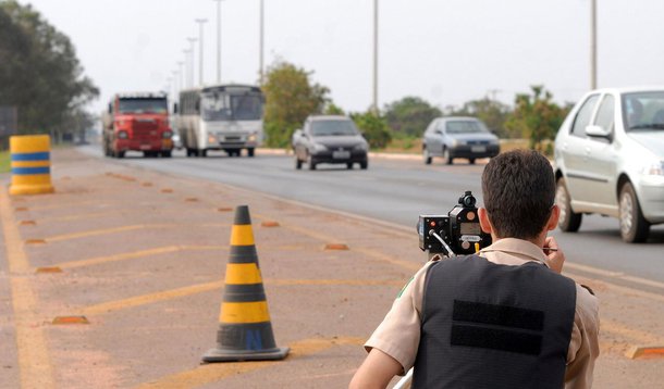 O número de acidentes em rodovias federais no Distrito Federal caiu 18,4%, ao passar de 3.414 em 2013 para 2.784 batidas em 2014; a quantidade de mortes também diminuiu, de 216 no retrasado para 193 no ano passado; a maioria das batidas é causada por falha humana (95,3%); defeitos no veículo e na via são os outros motivos apontados no balanço da PRF, com apenas 3,48% e 1,22% do total, respectivamente
