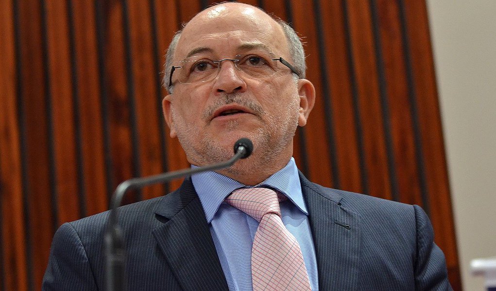 Aroldo Cedraz entregou ao tribunal uma lista de advogados, incluindo o filho Tiago Cedraz, cujos processos se considera impedido de examinar; Tiago, atuou na venda de uma refinaria da estatal brasileira para empresário argentino por uma “taxa de sucesso” de US$ 10 milhões; o advogado admitiu ao jornal O Globo, há um ano, defender cerca de 150 processos no TCU, e garantiu que seu pai se daria por impedido