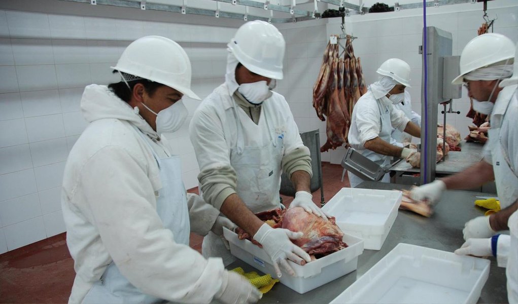 O serviço veterinário russo Rosselkhoznadzor vai embargar a importação de carne de dez unidades de frigoríficos brasileiros a partir de 9 de junho, incluindo abatedouros de bovinos e suínos da JBS, BRF e Marfrig, informou o órgão do governo russo; serviço veterinário disse que sua decisão foi tomada depois de um inspeção em unidades brasileiras em março por fiscais russos, segundo a agência Interfax; Rússia foi o segundo maior importador de carne bovina do Brasil em 2014 e o maior comprador de carne suína brasileira