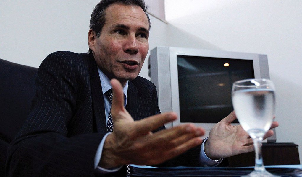 O promotor argentino que acusou a presidente Cristina Kirchner de orquestrar o acobertamento de uma investigação contra o Irã sobre o ataque a bomba de 1994 contra um centro judaico na Argentina, Alberto Nisman, foi encontrado morto em seu apartamento em Buenos Aires