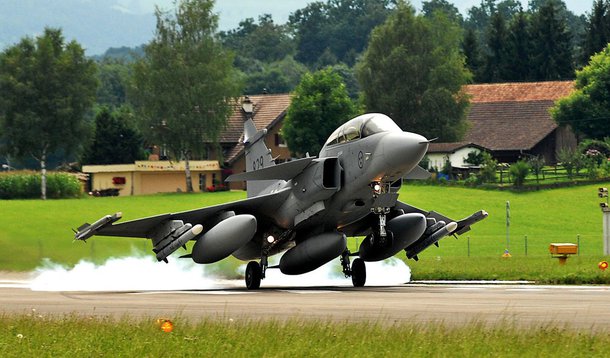 Termina a novela do Programa F-X, que se arrastava desde os tempos de FHC, e o Brasil adquire tecnologia para o desenvolvimento futuro, para a Força Aérea Brasileira, de caças próprios de última geração