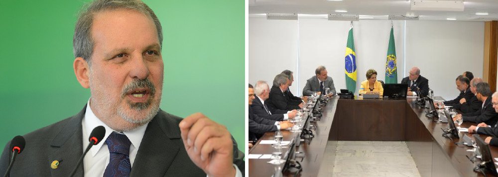 O ministro do Desenvolvimento, Indústria e Comércio Exterior, Armando Monteiro, disse nesta terça (18) que, a despeito de um clima “pessimista” quanto à economia brasileira, as empresas internacionais observam o Brasil como um grande mercado consumidor e que, por isso, passam a mensagem ao governo de que mantêm a confiança no país; segundo ele, os investidores estrangeiros olham o Brasil “para além das dificuldades conjunturais” e consideram que o “grande ativo” do país é que ele tem “um dos mais importantes mercados do mundo”