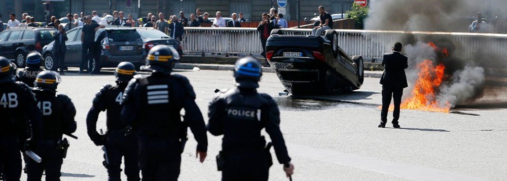 Manifestantes bloquearam acesso a estações de trem, aeroportos e a circulação em algumas das principais cidades do país; os motoristas se dizem dispostos a continuá-la “até que o Uber seja proibido” no país; em Paris, a situação ficou ainda mais tensa quando a polícia passou a jogar gás lacrimogêneo para dispersar a multidão que também bloqueava das praças até os limites da periferia da capital