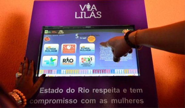 Um projeto do governo estadual do Rio de Janeiro, em parceria com o Banco Mundial, vai ajudar mulheres vítimas de violência doméstica e oferecer creches públicas em estações de trem da região metropolitana; o projeto Via Lilás foi lançado na estação de trem de Bonsucesso, na zona norte da capital; em 14 estações haverá terminais de computador disponíveis para prestar informações às mulheres sobre violência doméstica, como legislação, dados sobre a rede de saúde e formas de denunciar esse tipo de crime