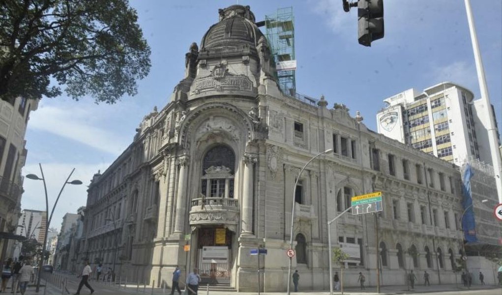 Um ato político neste sábado em frente ao prédio do antigo Departamento de Ordem Política e Social (Dops), no Rio de Janeiro, marcou o Dia Internacional de Luta Contra a Tortura; os militantes pedem a transformação do imóvel em um espaço de memória da resistência e não no futuro museu da Polícia Civil, finalidade para a qual está sendo reformado; o prédio do Dops recebeu centenas de presos políticos desde sua construção, em 1910, para sediar a Repartição Central de Polícia; mas foi durante a ditadura militar que ele se transformou em um dos principais aparelhos de repressão e tortura do regime
