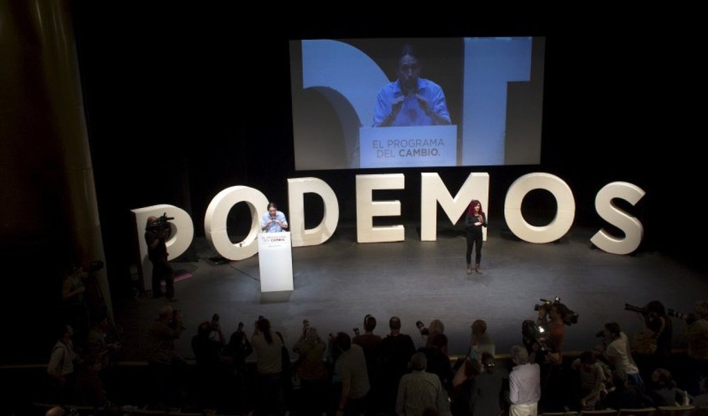 Partido anti-austeridade da Espanha ficou ainda mais atrás de dois partidos tradicionais numa pesquisa publicada pelo diário El Pais neste sábado, menos de seis meses antes de uma eleição parlamentar prevista para novembro