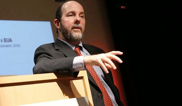 “O ajuste macroeconômico precisa ser gradual, mas tem que ter credibilidade. Não acho razoável tentar chegar à meta (de inflação) em um ano. Seria muito sacrifício à toa”, afirmou Arminio Fraga, ex-presidente do Banco Central, escolhido por Aécio Neves (PSDB) para assumir a pasta da Fazenda, caso eleito; o PSDB pretende dizer ainda na campanha que foi a atual presidente Dilma Rousseff quem mudou a política econômica, com a introdução de um viés intervencionista que não produziu resultados