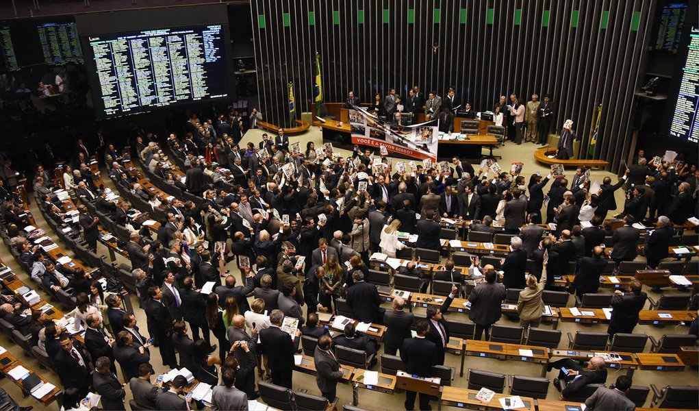 A Câmara dos Deputados rejeitou, por 311 votos a 134, o fim do voto obrigatório, previsto no relatório do deputado Leonardo Picciani (PMDB-RJ) para a PEC da reforma política; assim, manteve-se na Constituição o voto e o alistamento eleitoral obrigatórios para os maiores de 18 anos; durante a votação, o DEM, o PPS e o PV manifestaram-se a favor do voto facultativo; o PMDB liberou a bancada, enquanto todos os demais partidos defenderam o voto obrigatório